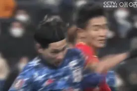 爆发冲突！日本队10号阴险犯规故意挑衅，韦世豪与其怒目对视图片