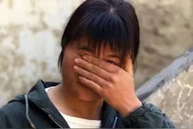 母亲住院，我和父亲轮流伺候，夜里听到爸妈的悄悄话，我掩面痛哭图片