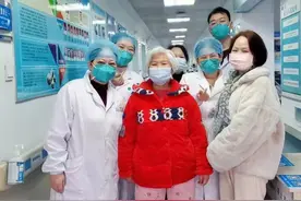 八旬重症老人康复了，出院前跟医护合影留念图片