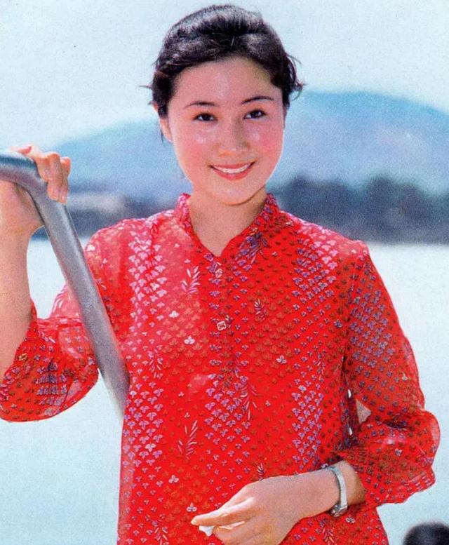 丁岚：曾火遍全国移居国外，回国经商成亿万富婆，58岁仍孤身一人