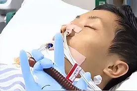 2019年湖南大学生病重，想见父亲未果，同父异母的哥哥携2万看望图片