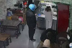 外卖小哥等餐时，两度揩油女顾客！警方曝光现场画面图片
