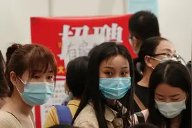 为解决应届生就业问题，上海出台补贴政策，多数毕业生后悔离开图片