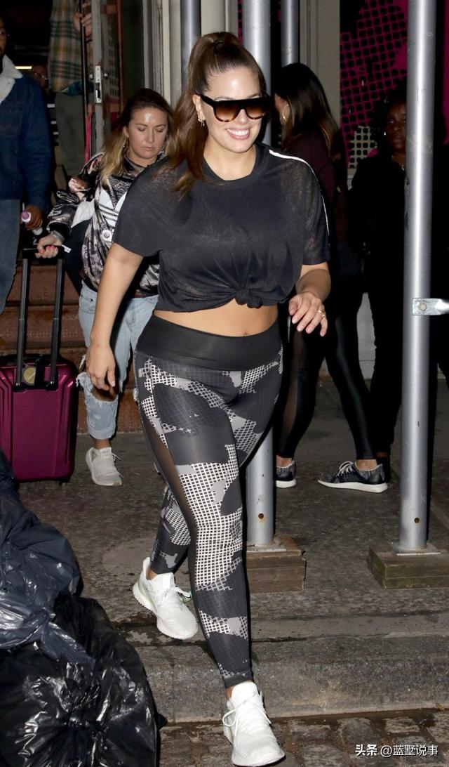 阿什利·格雷厄姆(ashley graham)穿着一条黑白紧身裤,搭配一件黑色
