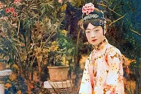 婉容与2名侍卫私通怀孕，生下一女婴，溥仪得知后：一人给400大洋图片