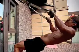 吴尊晒全家健身视频秀肌肉，女儿动作敏捷，小儿子轻松做俯卧撑图片