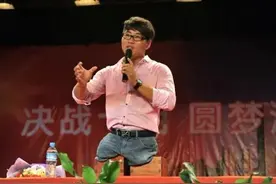 80后无腿青年靠“嘴”赚钱，娶妻生子过上小康生活，捐善款上百万图片