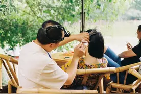躺着“采耳”，实际存在秘密交易？又一个词语被玩坏了：禁止躺采图片