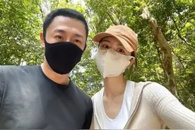 林峯深夜下厨为爱妻做宵夜烫到手，张馨月晒照甜称：我吃的是爱图片