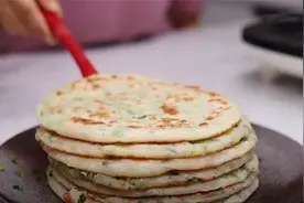 教你3分钟掌握烙饼秘诀，松软劲道层次多，这做法厨房小白都成功图片