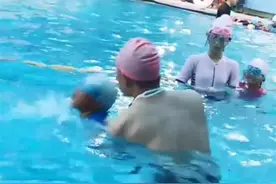 网友视频曝光“游泳教练把男童按进水里”，馆方和被拍者联合辟谣并报警：是家长教育孩子图片