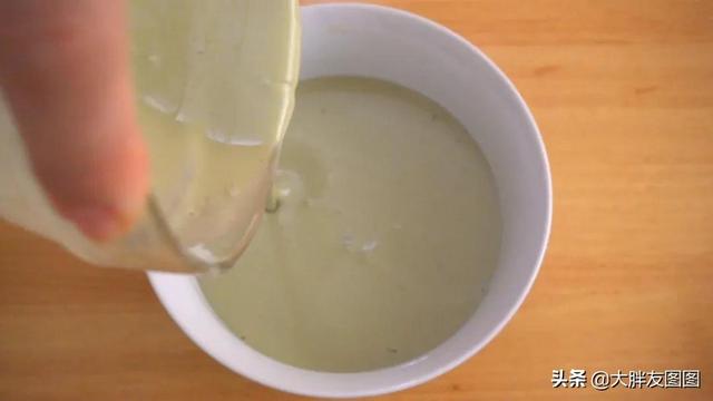 如果你有糯米粉，快收藏这食谱，两种口味的糯米糍，做法太简单了