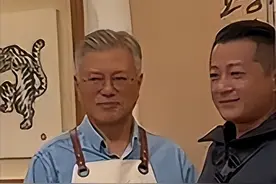 大表哥在韩国和文在寅握手，临走还被送几根葱，网友：徐州第一人图片
