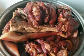 山东大哥卖熟食，全部先炸后卤，酱香味浓郁，配火烧更香图片