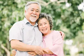 搞定50岁的女人，每天联系已经过时了，现在流行这3个技巧图片