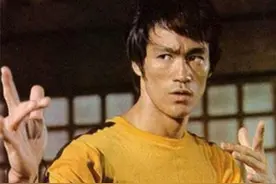 美国西雅图李小龙的墓地：儿子陪伴在旁边，墓碑前12个字让人沉思图片