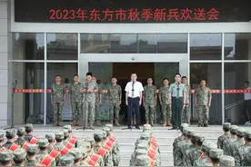 东方73名新兵踏上军旅征程图片