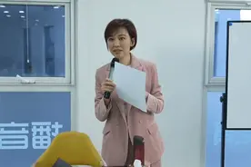 45岁欧阳夏丹否认离婚，首曝感情现状，与富豪男友分手后一直单身图片