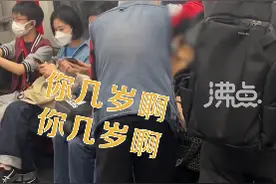 白发老人地铁上要求女子让座被拒，强行将其拽起大喊“你几岁啊”，女子回怼：几岁怎么了？我们上班也很辛苦图片