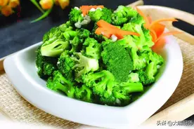 西蓝花不管凉拌还是炒，牢记“一泡一煮”，干净爽脆，不流失营养图片