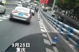 骑手返回捡起遗落地上的国旗，特地交给交警保存，网友：交接时细节拉满了…图片