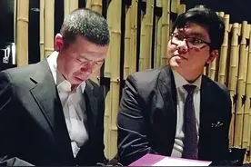 唐国强26年不公开的儿子唐英涵，西装革履却难掩粗犷气质图片