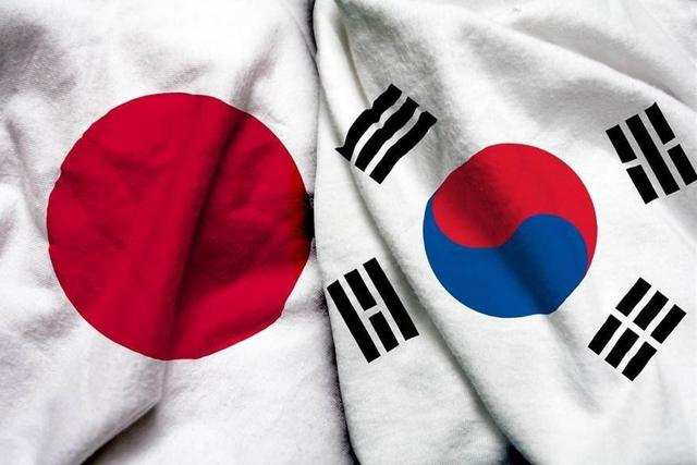 韩国前官员批尹锡悦向日本国旗低头
