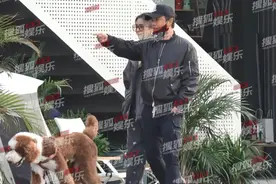 陈思诚佟丽娅罕见同框 丫丫自然帮其整理衣服图片