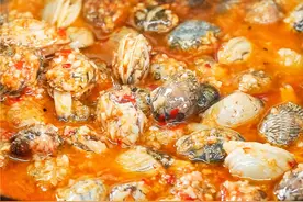 花甲不要再做汤喝，这样蒜蓉炒花甲蒜香味十足，肉质鲜嫩特入味！图片