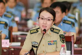 “火箭军女神”李莉，犀利的军事点评，吓退美军隐形战斗机图片