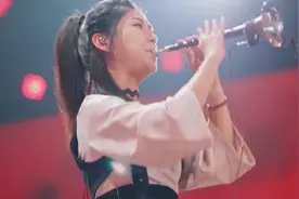 从农村走出来的唢呐女孩，正在征服世界图片