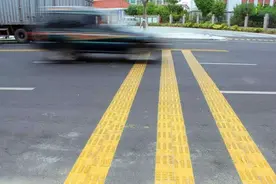 踩刹车过减速带是在毁车！老司机支招：这样通过，安全还不伤弹簧图片