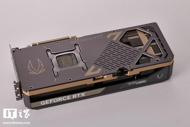 索泰RTX 5090 D v2 24GB SOLID OC显卡图赏：棱角风性能“硬汉”