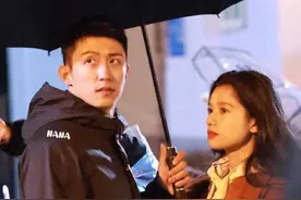 黄景瑜张婧仪新片路透曝光 二人雨中撑伞火光四射图片