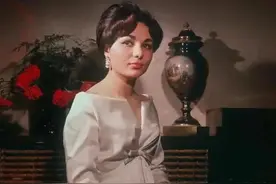 美貌王后沦为生育机器，国王的爱很现实，天真的法拉赫孤苦余生图片