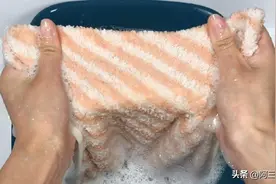 家中毛巾不管多脏多黄，在水里加一把它，简单一搓立马干净如新图片