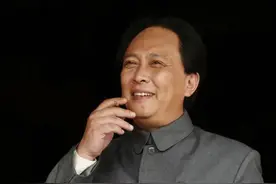 1975年，毛主席会见基辛格夫妇，见到身高1米93的南希主席惊讶了图片