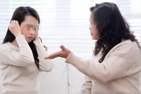 舅舅一家住我别墅，吃喝全我出，表嫂怀孕后：你每月交10000房租图片