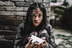 女乞丐被男子捡回家当媳妇，警察在20年后找上门，女乞丐身份如何图片