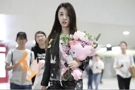 王晓晨细直长腿吸睛，姿势不良影响腿型，三步改善O型腿图片