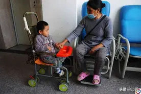 女儿不堪家境离家，8年后挺着孕肚回家，生下病儿丢给母亲又走了图片