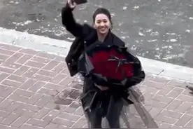 内蒙古一女生手捧99朵玫瑰花送男朋友：想当给他送花的第一个女生图片