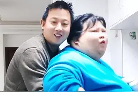 昔日校花被丈夫喂到330斤，睡塌两张床，丈夫：害怕她被别人抢走图片