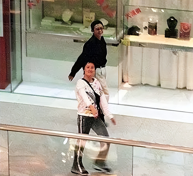 俞琤:香港娱乐圈最有名中性大佬,与多位女星传绯闻,情定何超琼