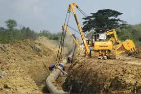 一名缅甸妇女在中缅油气管道附近踩到地雷受伤图片