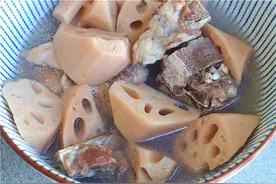 排骨炖莲藕，牢记一个小妙招！莲藕粉糯、汤鲜味美，清爽不油腻！图片