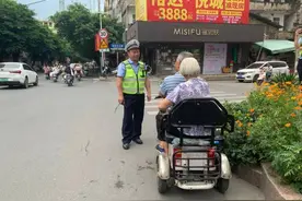 老年人接娃代步的“迷你”三轮车属于机动车吗？如何上路？明确了图片