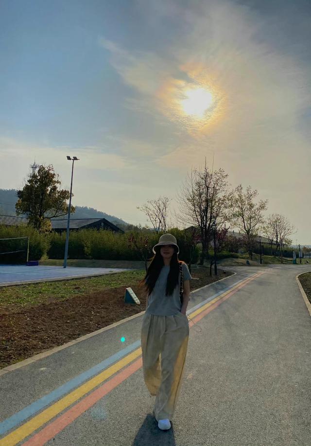 韩系美女赵露思的和我们普通人一样