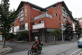 13年前汶川地震，他为遇难儿子洗去手臂泥土，13年后废墟成商业街图片