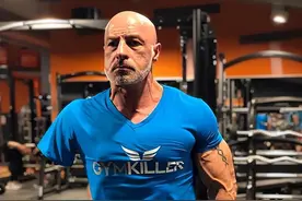 独臂健身大神，用一条“皮带”打造健硕好身材，让不少人燃起斗志图片